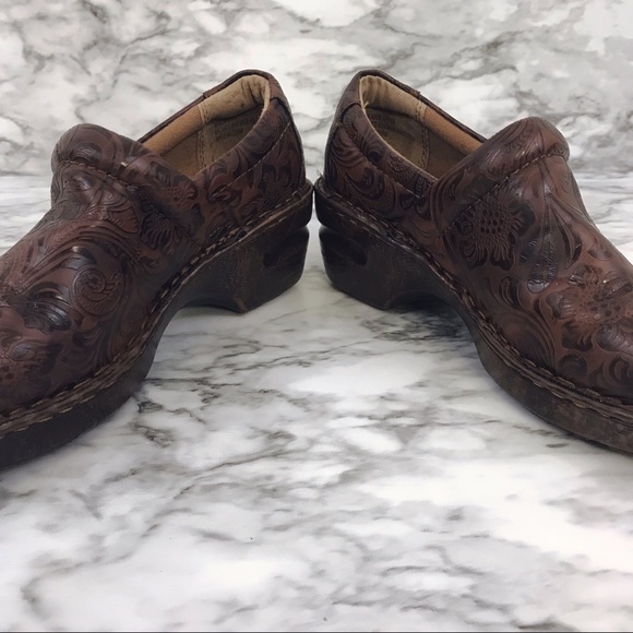 b.o.c. Brown Embossed Clogs 7.5 - Picture 5 of 6